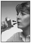 inhalator gelijkmatig is gemengd. 4. Houd de inhalator rechtop met uw duim op de basis, onder het mondstuk.