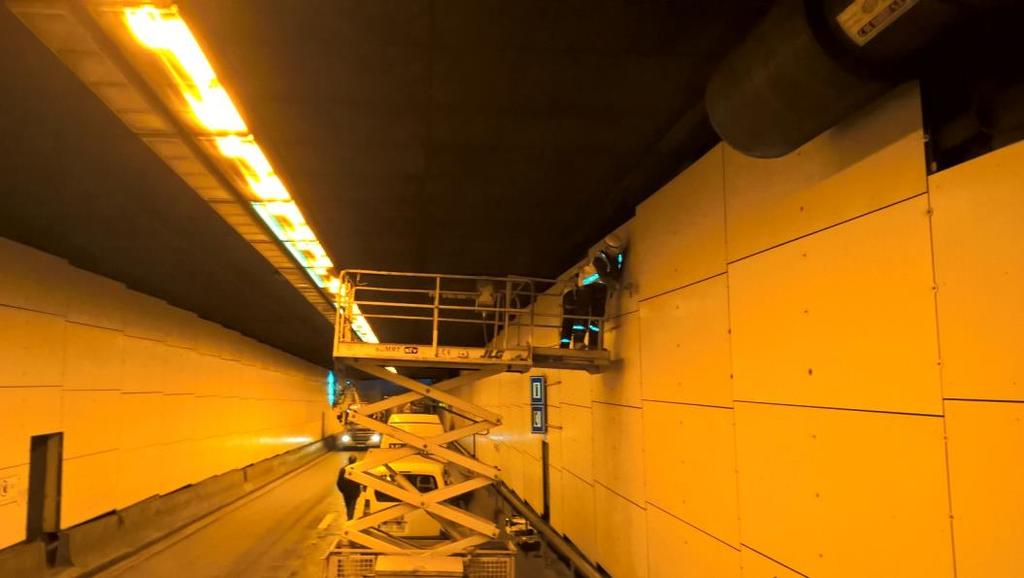Verwijdering van de losgebonden plafondplaten Techniek hermetische omtenting: onderdruk, toegangssassen, decontaminatiesassen voor materiaal en personeel fixeren van om stofverspreiding tegen te gaan