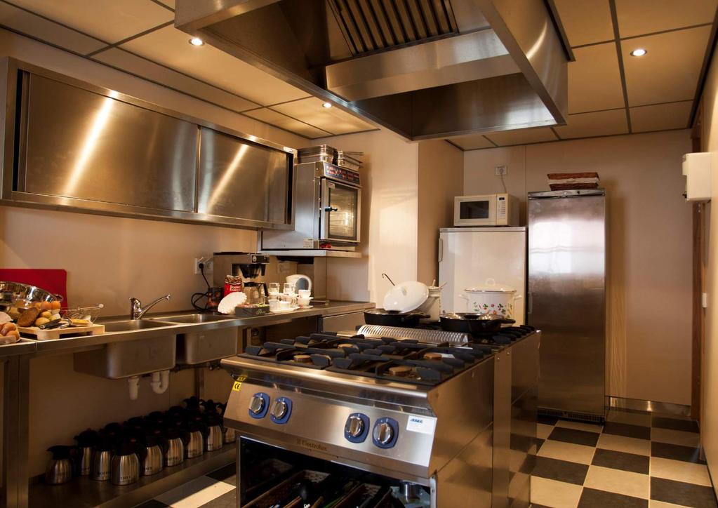 Keuken De professionele keuken is voorzien van een 8-pits gasfornuis, combi-steamer oven, professionele vaatwasser, magnetron,