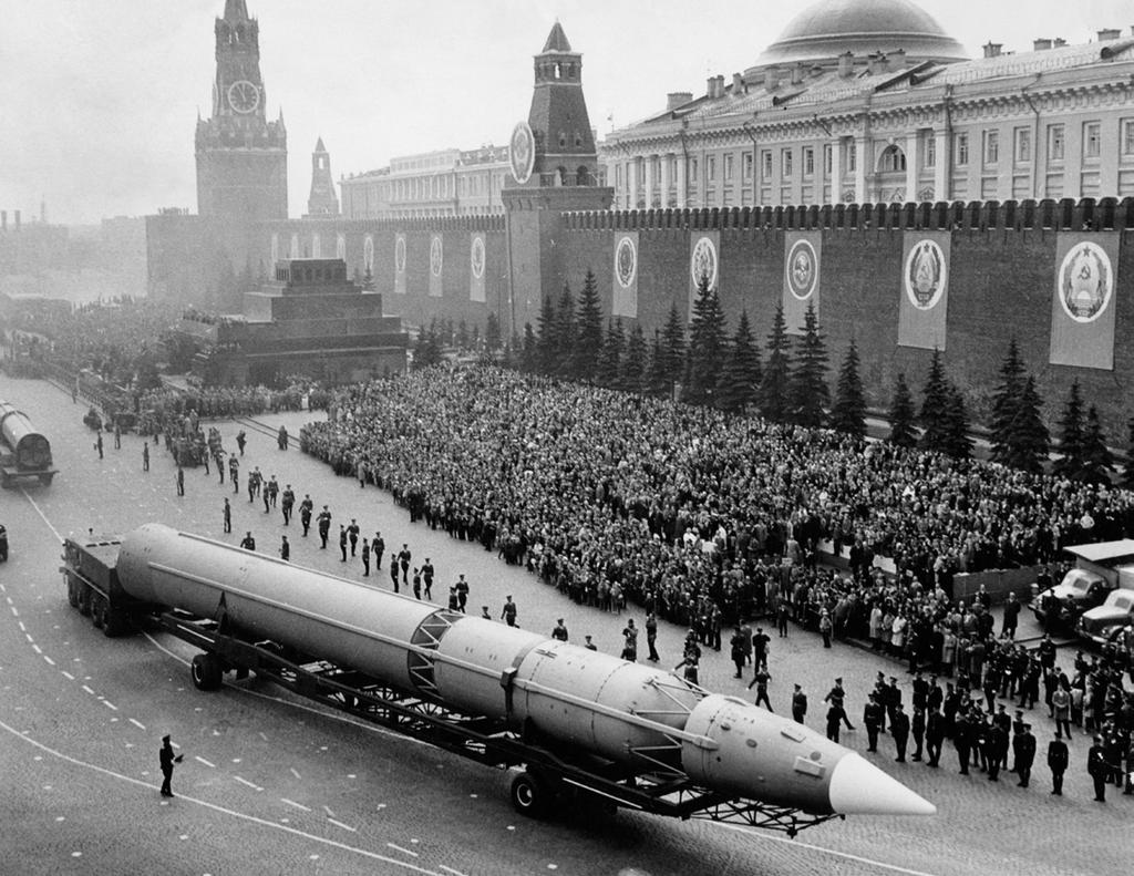 Hoofstuk_tijd Historische context 3 Koude Oorlog 1945-1991 Hier komt altijd een beeld met bijschrift. Bron 1 In de tijd van de Koude Oorlog ontstond een wapenwedloop tussen Oost en West.