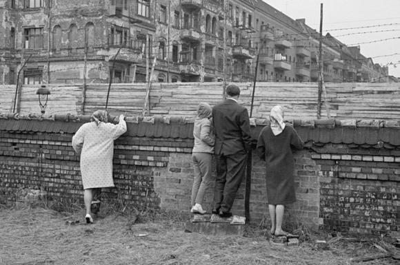 Berlijnse Muur Ondanks de politiek van vreedzame co-existentie kwam het in 1961 tot een tweede crisis rond West-Berlijn.
