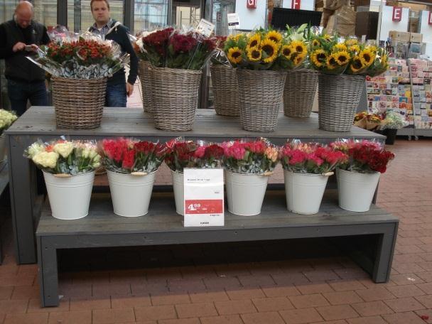 Bij de kassa bevinden zich nog de droge bloembollen en de snijbloemen.