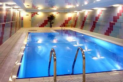 Het biedt een overdekt zwembad, een goed uitgeruste fitnessruimte en kamers met airconditioning en