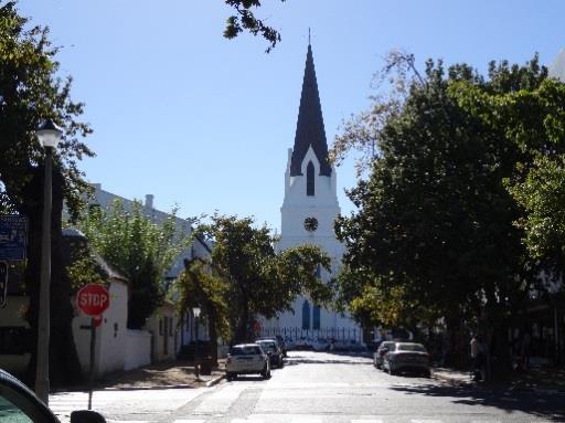 Aansluitend transfer naar het hotel in Stellenbosch. s Middags is er gelegenheid om het nabij gelegen kleine en gezellige centrum van de stad te verkennen.