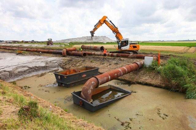 De aanleg van de nieuwe A9 zorgt voor veel bouwverkeer. Oorspronkelijk werd uitgegaan dat een groot deel van dat verkeer gebruik zou kunnen maken van het nieuw aan te leggen talud.