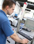 Verder verzorg je standaard onderhoudsbeurten, metingen en eenvoudige reparaties. Je assisteert bij keuringen en inspecties aan trucks.
