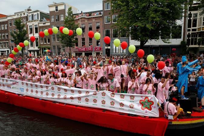 Marokkaanse Boot op de Canal Pride Het Blauwe Fonds heeft in 2016 voor het eerst de deelname van een boot op de Amsterdam Canal Pride gesteund.
