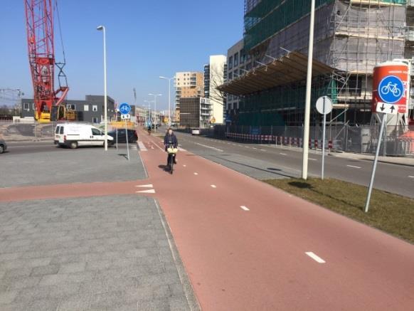 sterfietsroute via de Fruitweg en de Waldorpstraat in het bijzonder. Het is daarom gewenst om hier fietsvoorzieningen te realiseren.