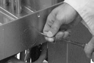 NL 2. Aansluiting dispenser Een dispenser voor poedervormige of vloeibare afwasmiddelen aansluiten: Verwijder het