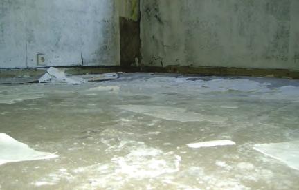 capillaire wateropname, omdat geen maatregelen zijn getroffen tijdens de bouw ter voorkoming hiervan of bij oudere gebouwen
