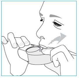 Haal via uw mond snel en diep adem. o Het kan zijn dat u iets proeft wanneer u uw dosis inneemt. o Het kan zijn dat u een klikje hoort of voelt wanneer u uw dosis inneemt. o Inhaleer niet via uw neus.