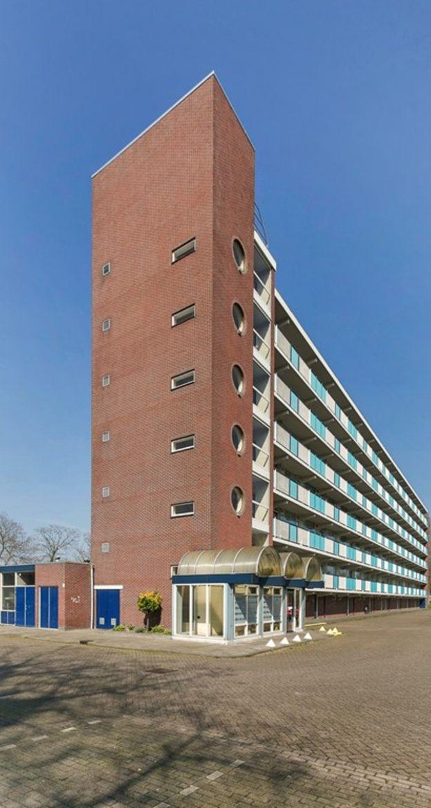 13 franksweegersmakelaardij.nl Locatie Locatie: Het ruime appartement, met lift en berging, ligt op rustige locatie, aan de rand van de woonwijk Doornbos en het winkelcentrum.