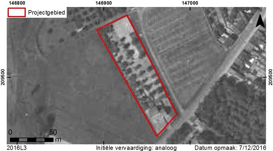 Het is op basis van de zwart-wit luchtfoto niet af te leiden of de ruimtes tussen de bomen werd ingenomen door gras of door verharding. Fig. 16. Situering op een luchtfoto uit 1948 (www.cartesius.be).