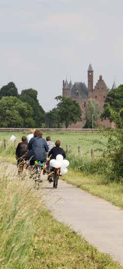 De omliggende kerkdorpen met hun fruit- en groenteteelt. Vele veerponten.