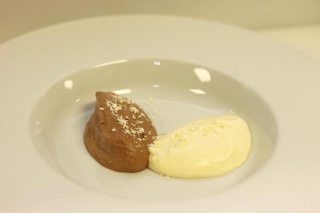 Bereiding: De chocolade smelten au bain-marie samen met een scheutje melk; de chocolade moet glad zijn als ze gesmolten is; eventueel een scheutje melk toevoegen en al roerend laten afkoelen Een