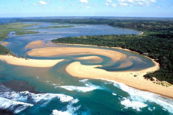 Mkuzi Game Reserve speelt een belangrijke rol in het behoud van de tot uitsterven bedreigde witte en zware neushoorns.