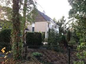 Gemeenschappelijk is de individueel herkenbare eigenheid van de villa of blokje van geschakelde woningen.