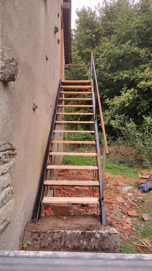De trap wordt gerepareerd waardoor we wat makkelijker naar boven kunnen komen.