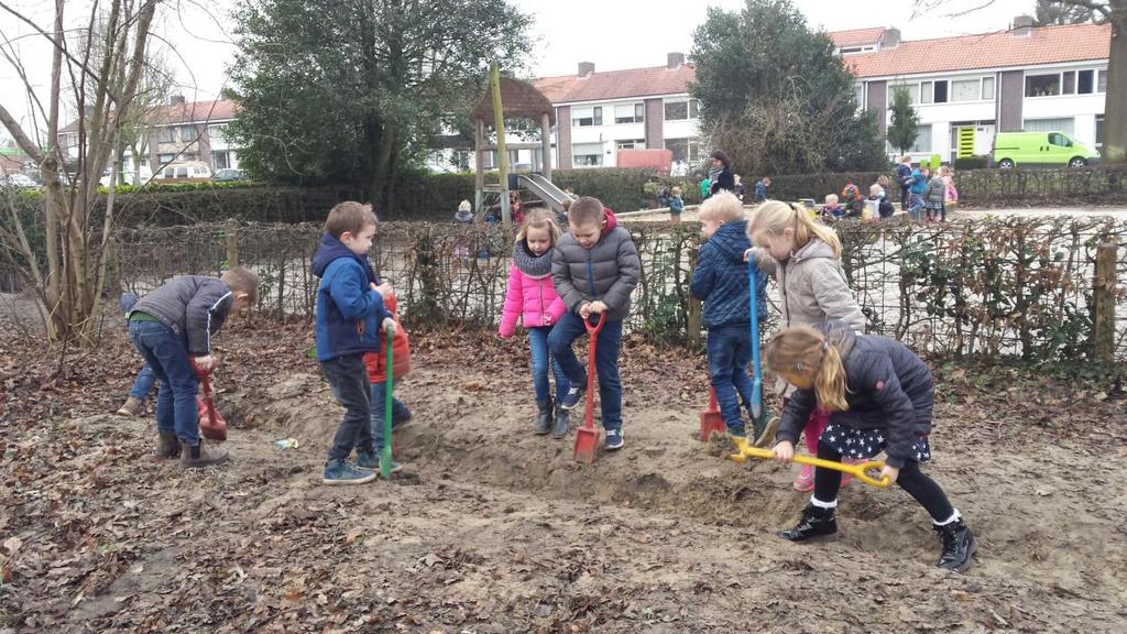 Ook de moestuin wordt verplaatst. De huidige plek mag worden gebruikt als speelplek. De kleuters maken er graag gebruik van.