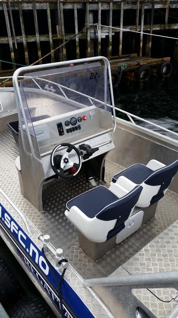 Materiaal Qua boten maken we gebruik van 19 of 20 voet aluminium boten met 80 PK motor.