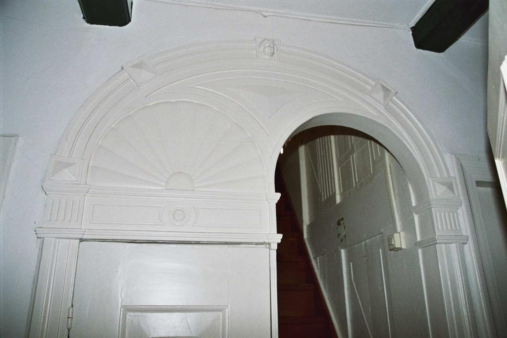 De deurkozijnen met architraaflijsten hebben een 19de-eeuws karakter.