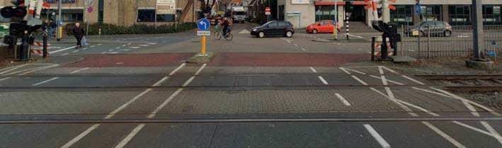 Op het moment dat een verkeersdeelnemer vanaf de overweg/schoolstraat komt en in noordelijke richting verder wil, moet de verkeersdeelnemer het verkeer vanaf de Hoge Larensweg voorrang verlenen.