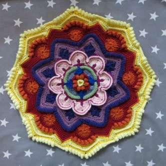 Mandala Madness Copyright: Helen Shrimpton, 2015. Alle rechten voorbehouden By: Helen at www.crystalsandcrochet.com In het originele patroon wordt gebruik gemaakt van US-haaktermen.