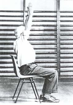 4.4 De lessen 4.4.1 Les 1 Doel: Het vergroten van de zitbalans en rompbalans door middel van eenvoudige oefeningen. Verder worden de armspieren en rompspieren geoefend.