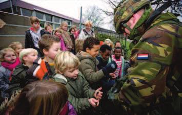 Dat motto, onlangs nog uitgesproken door Commandant Landstrijdkrachten, luitenant-generaal Rob Bertholee, maakt duidelijk dat alle militairen niet alleen vaardig en fit moeten zijn (Every soldier a