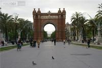 De Arc onderscheidt zich van andere door de kleurrijke stenen in de mudéjar stijl die haar origine heeft in de Moorse architectuur.