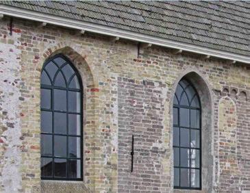 Afb. 25 kerk in Friesland waarin de bouwsporen zichtbaar zijn van ongeveer 800 jaar bouwen!