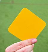 Gele kaart: tijdelijk van het veld De scheidsrechter kan er ook voor kiezen om je voor minimaal 5 minuten uit het veld te sturen. Hij kan dit met een gele kaart aangeven.