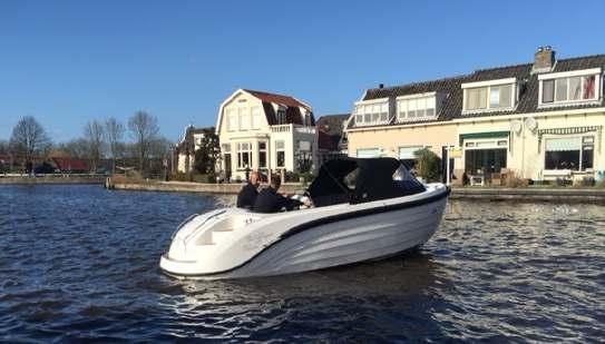 Oud Huijzer 568 Tender is standaard uitgerust met : Sunbrella plus zit- en rugkussenset Kabelaring RVS railingen op motorbun