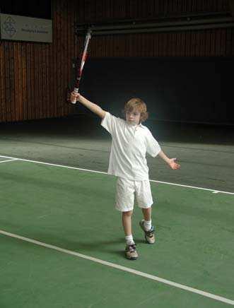 1HBH EINDE VOORBEREIDING (2) Racketkop wijst schuin opwaarts Schouders weggedraaid Slagarm wijst naar achter,