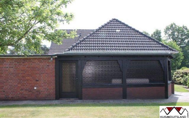 Van de in totaal zeven kamers, vier bevinden zich op de begane grond, ook de grote keuken, een badkamer met douche, die in 1998 werd vernieuwd, een gastentoilet en een berging.