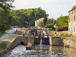 TREBES Basis Informatie Pas wanneer u van een vakantie op Canal du Midi heeft genoten kun je echt zeggen dat je geproefd hebt van de genoten van het leven.