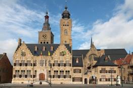 Bezoek aan het stadhuis en de grote markt van Diksmuide o.l.v. een gids Het stadhuis van Diksmuide is nog maar recent onder handen genomen. Benieuwd naar de aanpassingen?