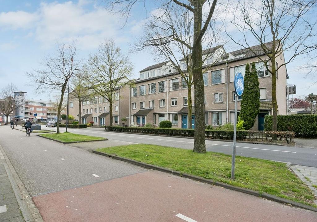 INLEIDING DEKEN VAN ROESTELLAAN 32, 5243 GM ROSMALEN Locatie: Deze maisonnette/bovenwoning bevindt zich midden in het centrum van Rosmalen met zijn vele voorzieningen in de nabije omgeving zoals;