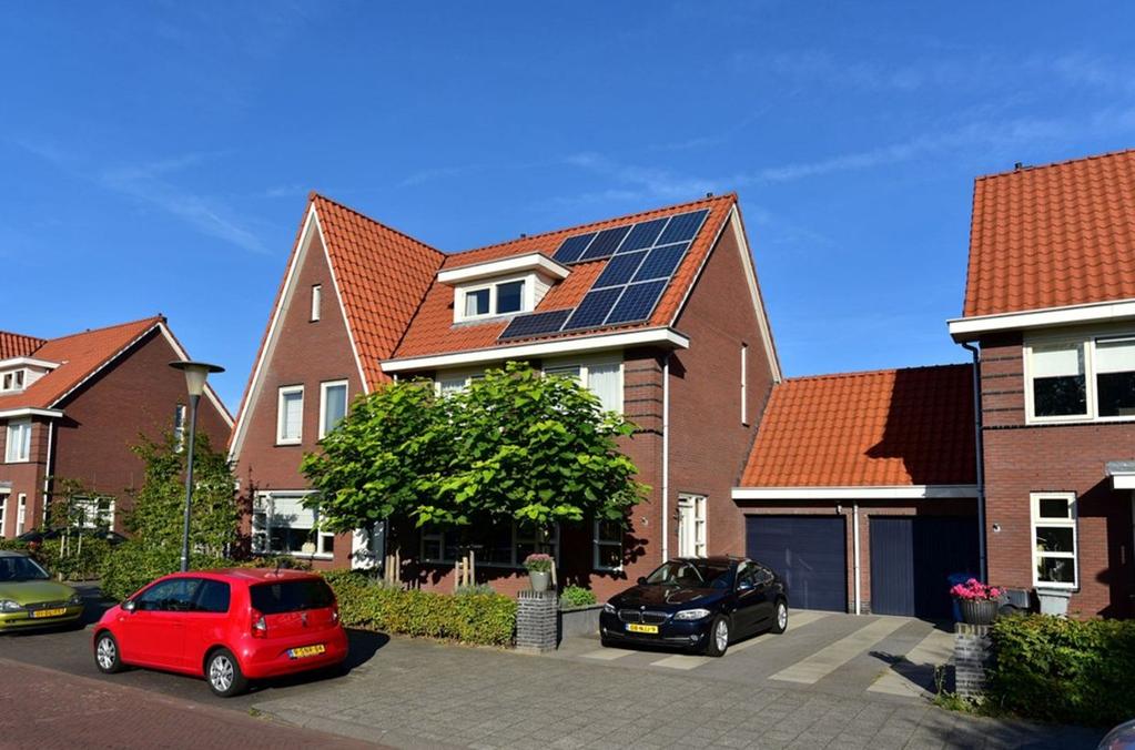 Karperstraat 176 1432 PC Aalsmeer Inleiding Deze moderne, uitgebouwde twee-onder-éénkap woning met extra grote garage, parkeergelegenheid op eigen terrein en een royale tuin is gelegen tussen