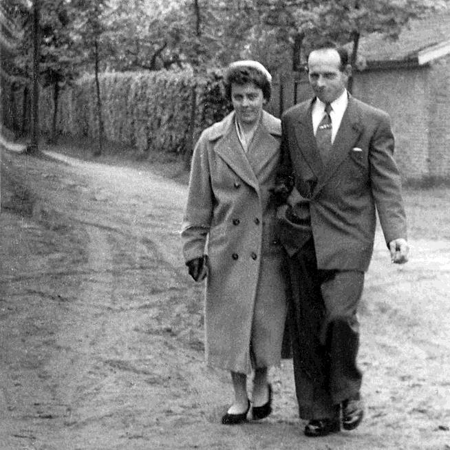 Zij zijn naar Canada geëmigreerd. Hiernaast: Martinus en Adriana achter hun huis. Hiernaast: Het huis na de splitsing in 1957. Zoon Jan is op 20 oktober 1957 getrouwd met Toos Verstraten.