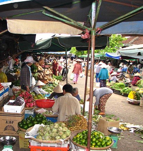 Informatie Chau Doc: Chau Doc is een levendig stadje, op de grens met Cambodja, gelegen aan de Mekongrivier. Heel leuk om te doen: ter plekke een bootje huren om naar een drijvend dorp te varen.