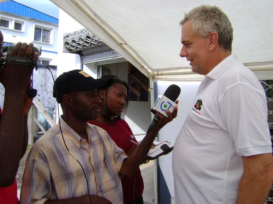 David Robertson geeft interview voor het Nieuwsbulletin Nationale Televisie Kameroen Drive Against Malaria in 2008 and our special thanks to ExxonMobil, Land Rover Netherlands, Tropicare, SONY,