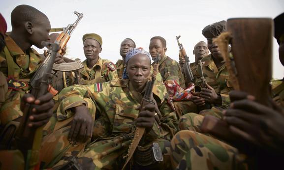 14 BUITENLAND DE STANDAARD ZUID-SUDAN VIERT EERSTE VERJAARDAG IN MINEUR Hoe een jonge staat zichzelf leeg eet Zuid-Sudanese soldaten op weg naar de frontlijn.