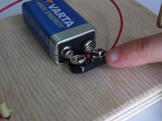 4) Klik het contactstuk van de batterij op juiste wijze vast aan de batterij.