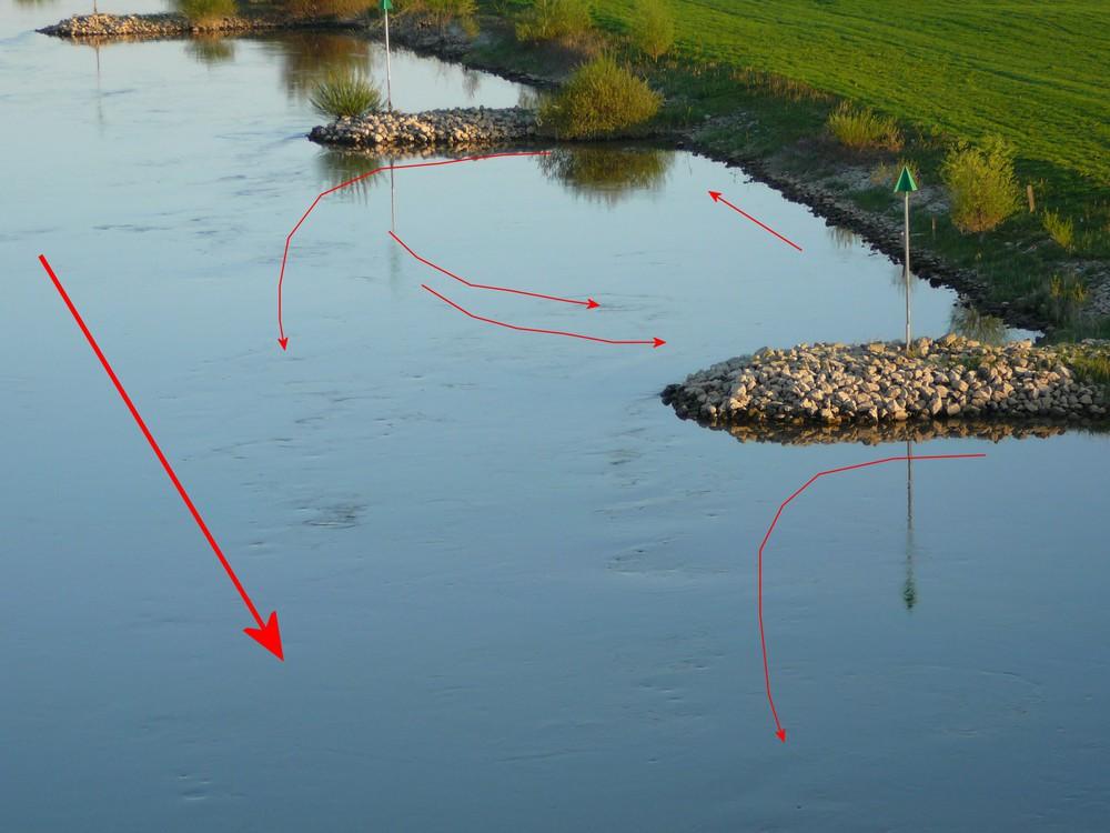 De beste oplossing is om de riemen iets verder uit elkaar te houden. Het nadeel is wel dat de boot dan scheef op het water ligt.