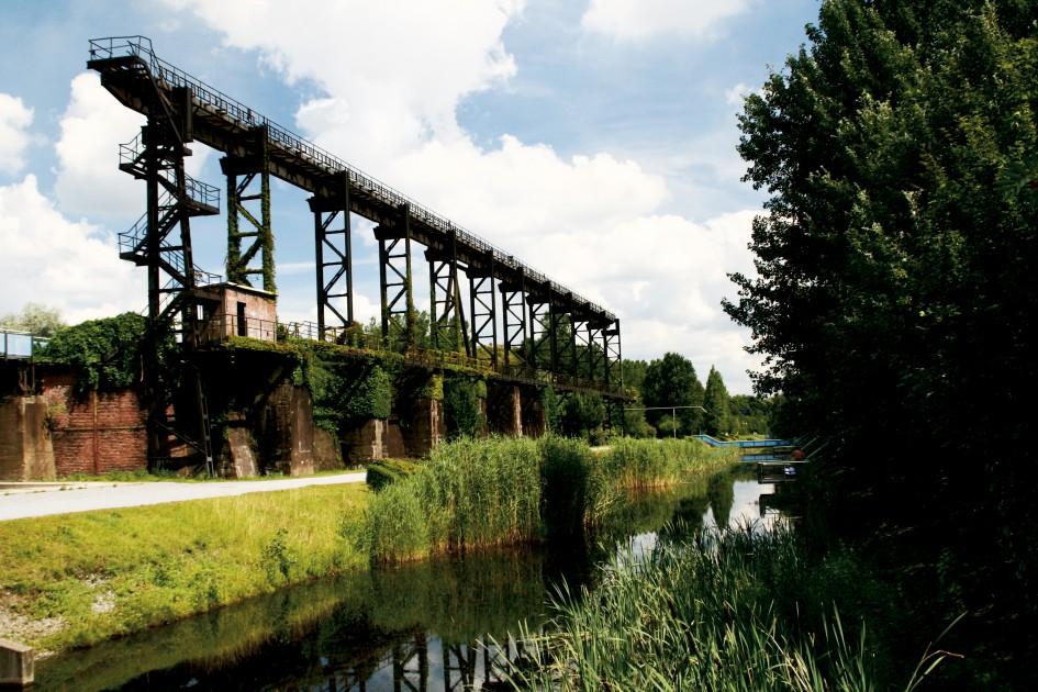 Dit terrein en enkele aansluitende locaties zijn omgevormd tot een grote, samenhangende landschapszone waarin een groot deel van de oorspronkelijke industriële bebouwing, voor een deel industriële