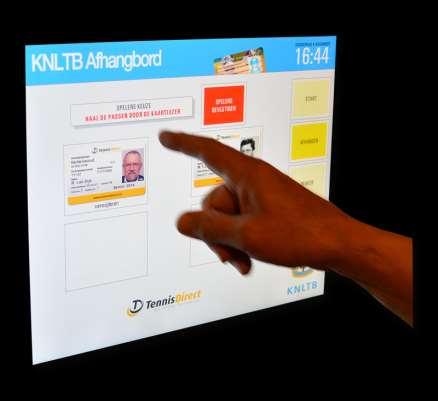 2. Informatie over het tennispark Het digitale afhangbord In het halletje bij de kleedkamers bij de ingang van de kantine hangt het digitale afhangbord.