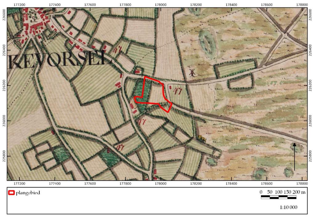 Op de Ferrariskaart (1771-1778) ligt het plangebied enerzijds in een bosgebied (westelijk) en anderzijds in een akkerland (oostelijk) (fig. 8). Bos en akker worden afgebakend door een rij bomen.