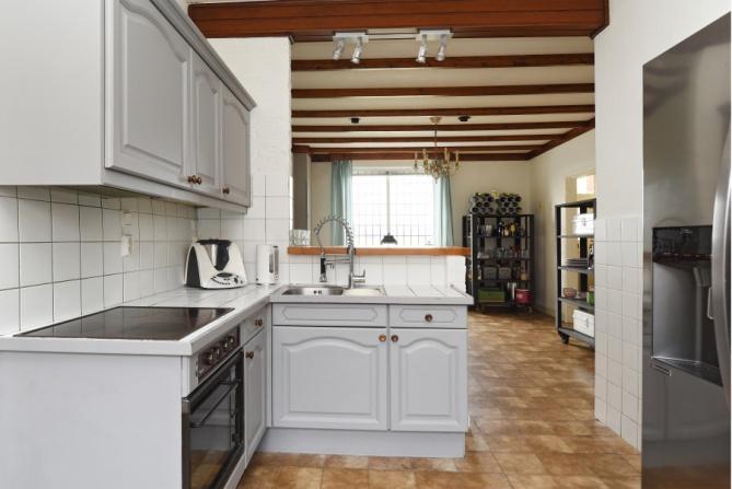 De leefkeuken bestaat uit een eetkamer en een open keuken (samen 28,6 m²).