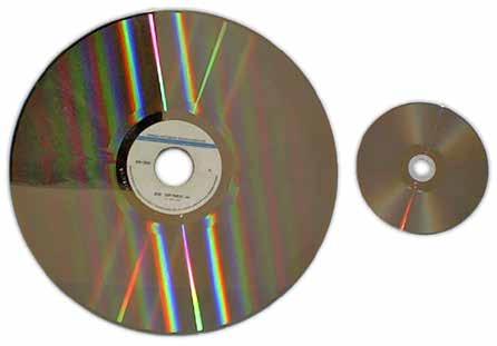 30. LASERDISC 30.1. HERKENNEN VAN DE LASERDISC Foto: By Kevin586 - en.wikipedia.org: 17:32, 22. Mai 2005.. Kevin586 (Talk).. 976x592 (62519 Byte) (A laserdisc (left) compared with a DVD (right).